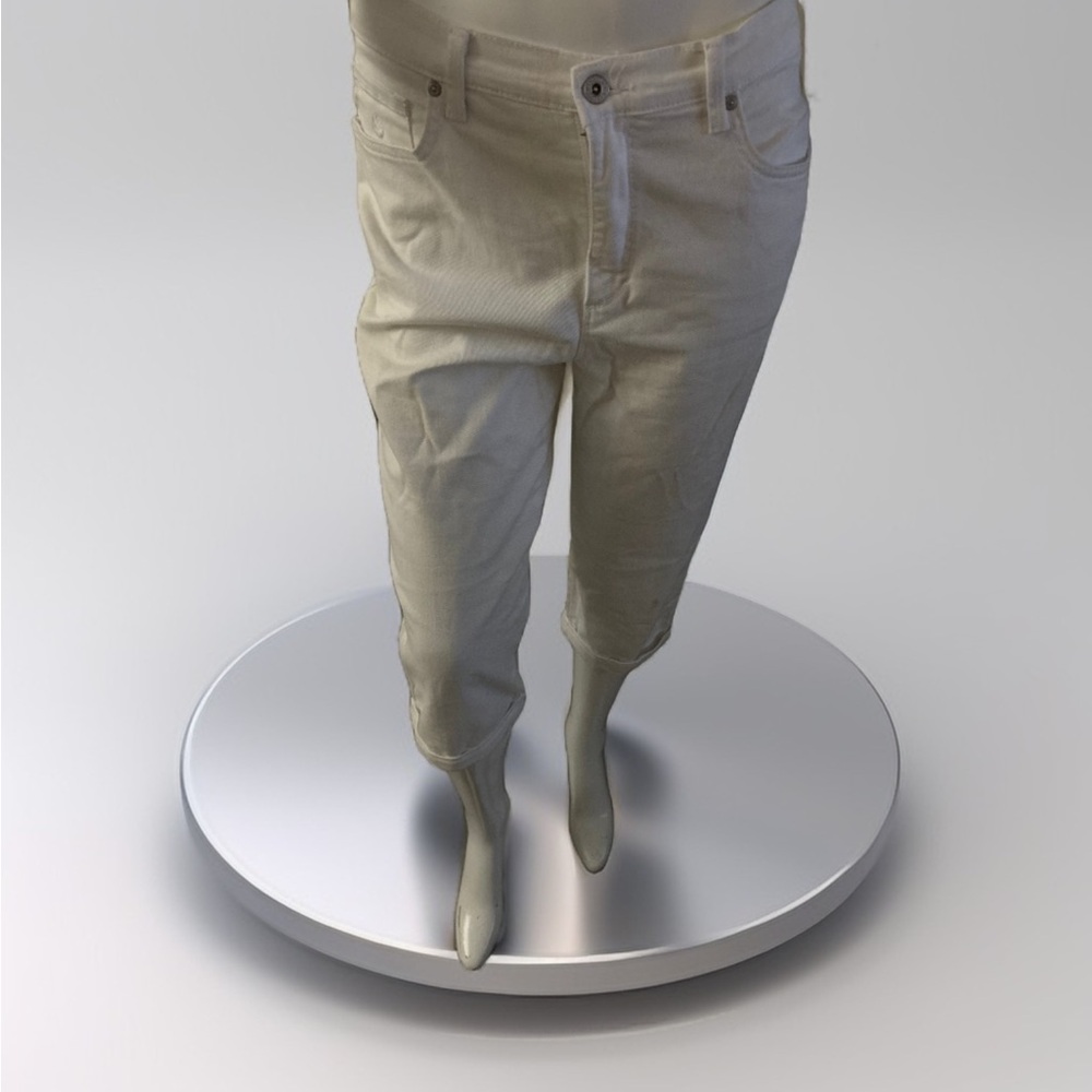Good condition Gloria Vanderbilt Jeans Amanda raise waist White Womans Size 8.